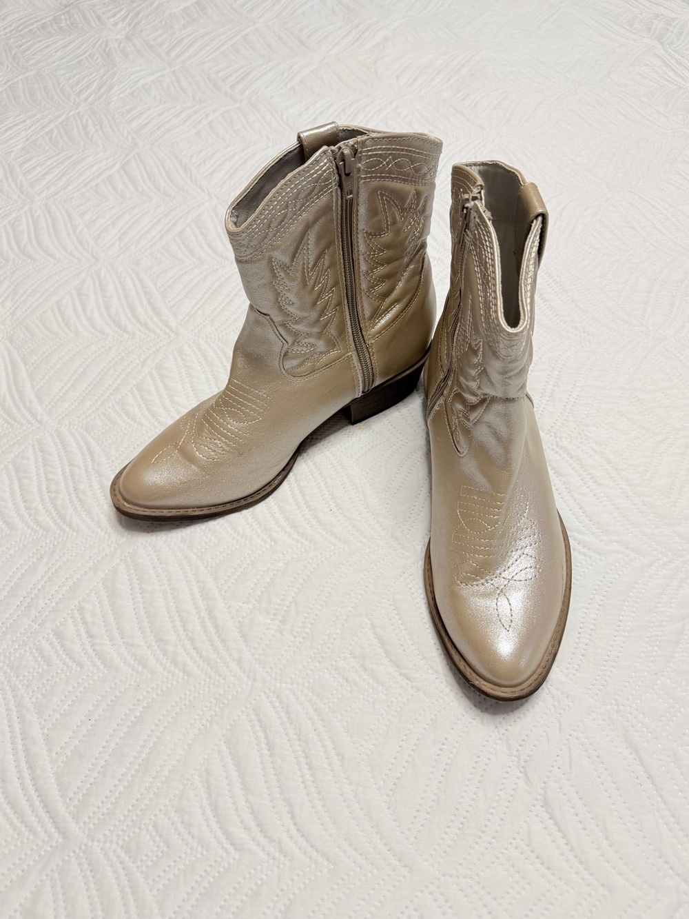 Matisse Coconuts Women’s Metallic Cream Western Ankle Boots. Size 8.5